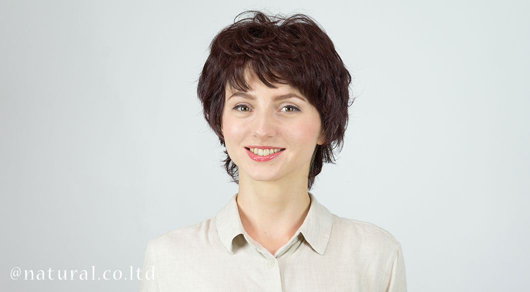 着用ウィッグカラー:ライトブラウン#4 Slide image